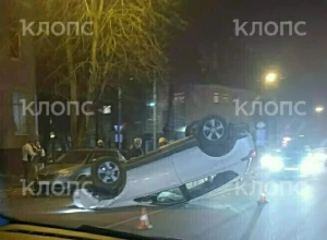 В Калининграде перевернулась легковушка на перекрёстке улиц Карла Маркса и Шиллера