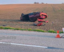 В Гвардейском районе автомобиль вылетел на встречную полосу и перевернулся в поле