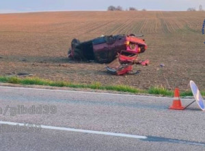 В Гвардейском районе автомобиль вылетел на встречную полосу и перевернулся в поле