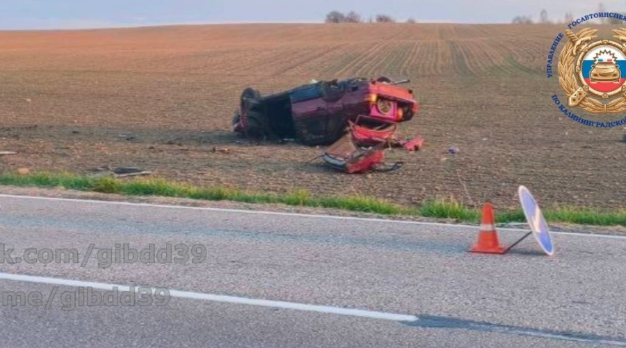 В Гвардейском районе автомобиль вылетел на встречную полосу и перевернулся в поле