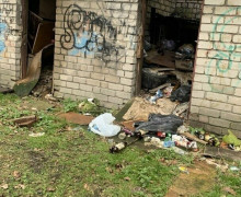 От угольных складов до мусорных завалов: жительница Калининграда безуспешно добивается сноса заброшенных сараев на Батальной