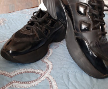 Продам кроссовки две пары чёрные и белые размер 39