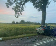 Смертельное ДТП в Черняховском районе: 22-летний водитель погиб после столкновения с деревом