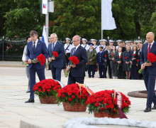 В Калининграде почтили память воинов-гвардейцев у мемориала