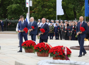В Калининграде почтили память воинов-гвардейцев у мемориала