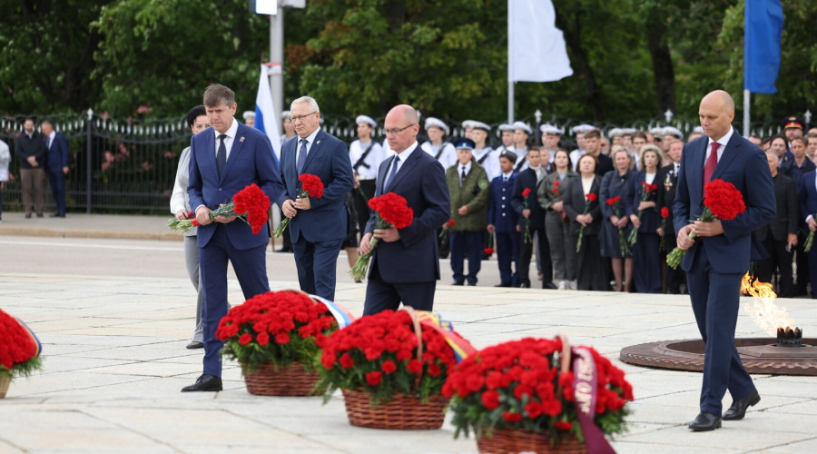 В Калининграде почтили память воинов-гвардейцев у мемориала