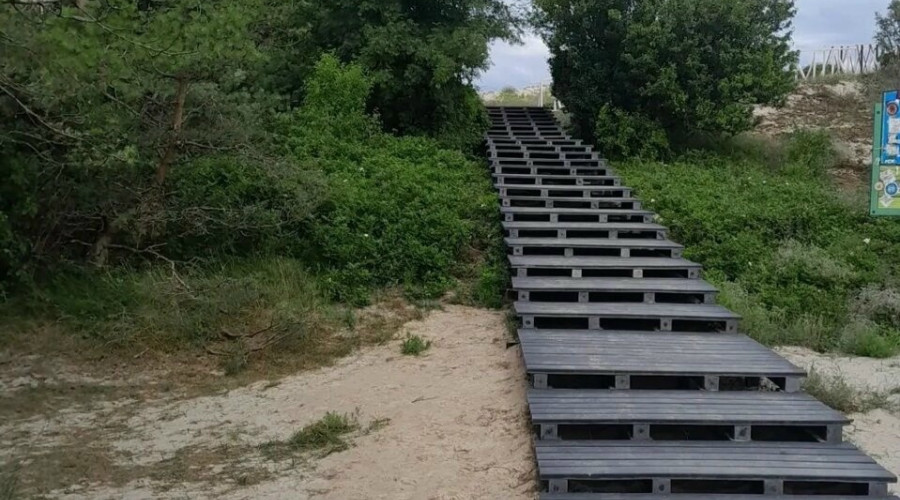 На Куршской косе обновили 53-метровый участок настила на экотропе «Высота Эфа»