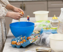 В трапезной храма Константина и Елены готовят куличи и красят яйца к Пасхе