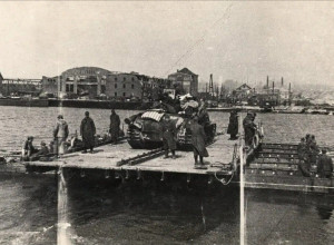 Паромная переправа через Прегель для бронетехники в 1945 году
