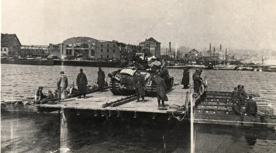 Паромная переправа через Прегель для бронетехники в 1945 году