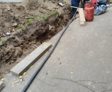 В Калининграде на улице Памяти Павших в Афганистане пешеходы вынуждены выходить на дорогу из-за раскопок