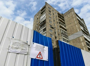 Громкоговоритель и вода в баклажках: как живёт непокорная высотка на Московском, 68