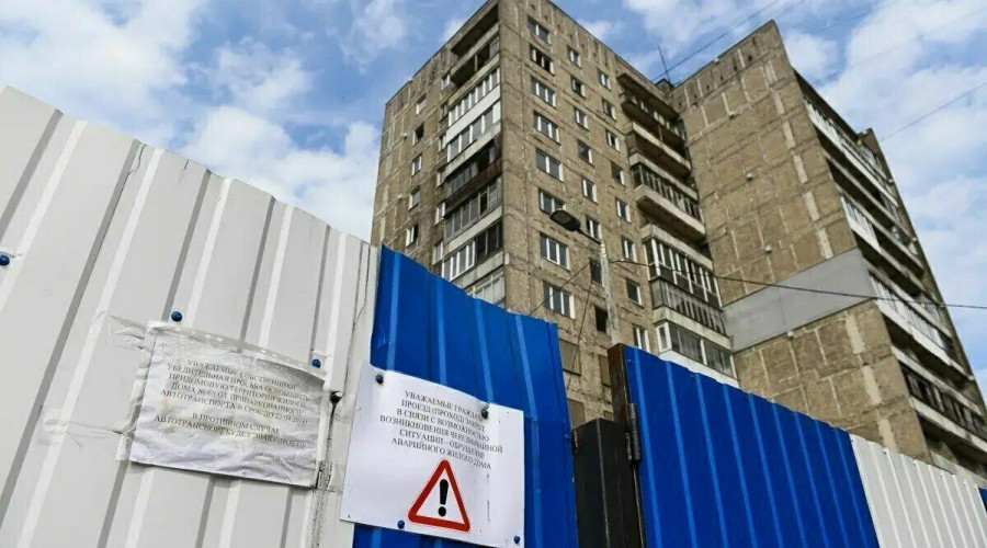 Громкоговоритель и вода в баклажках: как живёт непокорная высотка на Московском, 68