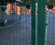 Дети уже осваивают неоткрытую площадку с огненно-рыжим драконом в парке Макса Ашманна