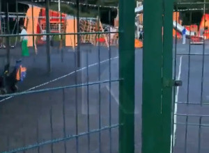 Дети уже осваивают неоткрытую площадку с огненно-рыжим драконом в парке Макса Ашманна