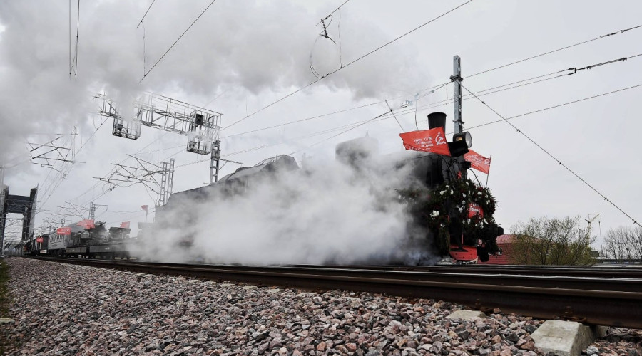 Поезд Победы прошел по новому мосту в Калининграде
