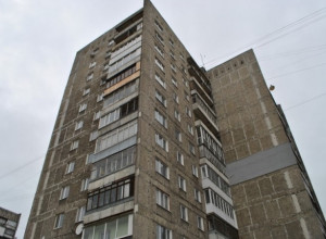 В Калининграде начали расселение жителей дома на Московском проспекте из-за угрозы обрушения соседней аварийной высотки