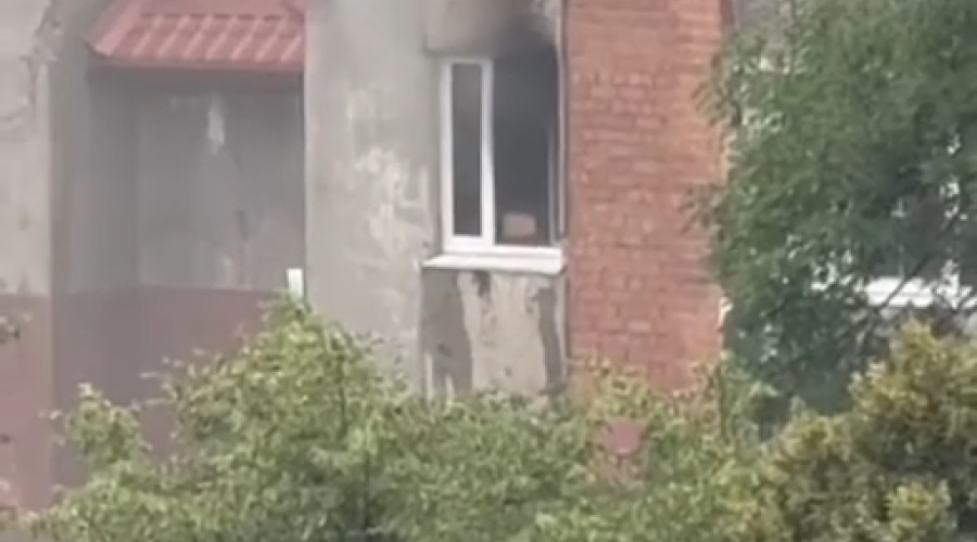 Пожар в квартире на Московском проспекте Калининграда: из окна выбрасывали тлеющие вещи