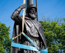 На площади Победы в Калининграде завершили установку памятника князю Владимиру