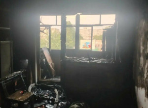 В Прибрежном пожарные вывели из горящего дома троих подростков и спасли животных