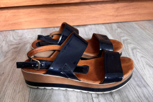 Летние лакированные босоножки на невысокой платформе, синие, 37-38