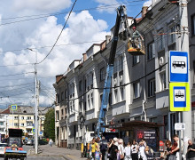 В Калининграде спустя два года после ремонта снова разрушается декор столетнего дома