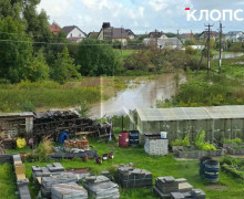 В Яблоневке после ливней вода затопила поля и подошла к частным участкам