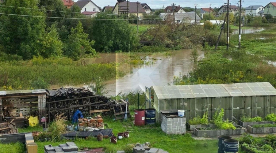 В Яблоневке после ливней вода затопила поля и подошла к частным участкам