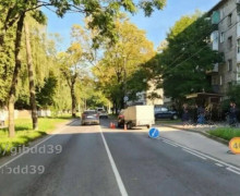 В Калининграде прицеп отцепился от Kia и травмировал пешехода на остановке