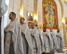 Митрополит Серафим совершил литургию и освятил пасхальные яства в кафедральном соборе