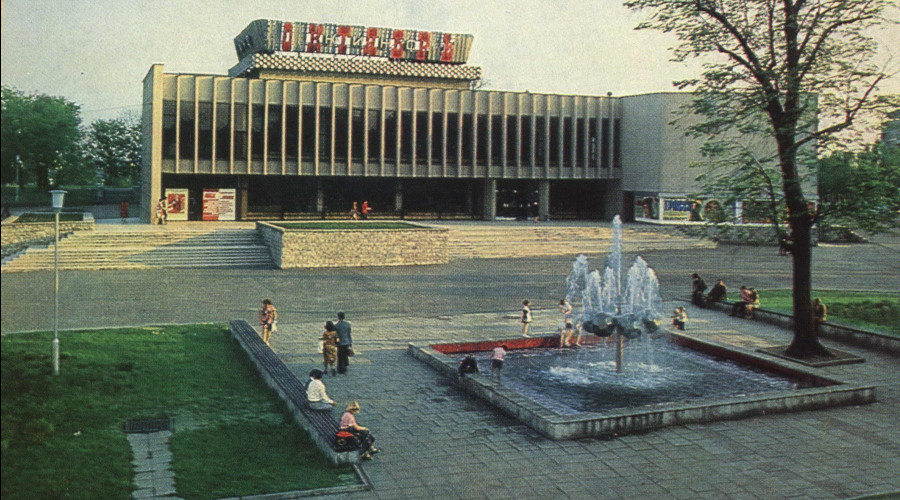 30 апреля 1975 года премьерным показом первых двух частей фильма «Блокада» в Калининграде открылся кинотеатр «Октябрь»
