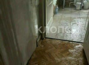В Балтийске ливневые воды затопили многоэтажку из-за поврежденной кровли