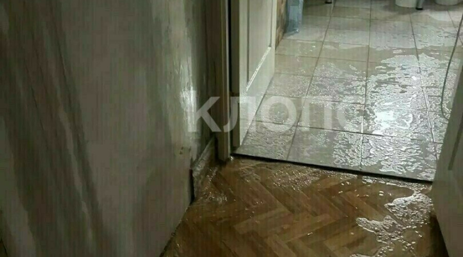 В Балтийске ливневые воды затопили многоэтажку из-за поврежденной кровли