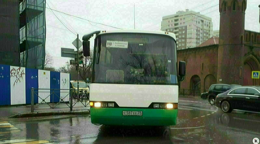 Жители поселков под Калининградом жалуются на нехватку автобусов и вынуждены добираться автостопом
