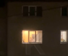 В Гусеве мужчина систематически избивает пожилую женщину: очевидец записал видео