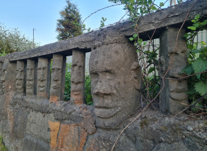 Необычный забор на проспекте Победы: история каменных лиц