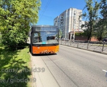 В Калининграде мать и дочь пострадали при падении в резко затормозившем автобусе