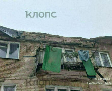 Балкон разрушен, у подъезда — завалы: под Калининградом крыша не выдержала веса льда (фото инцидента)