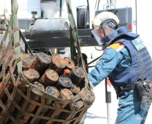 У затонувшей немецкой баржи у Балтийска находят проржавевшие боеприпасы, смещаемые штормами